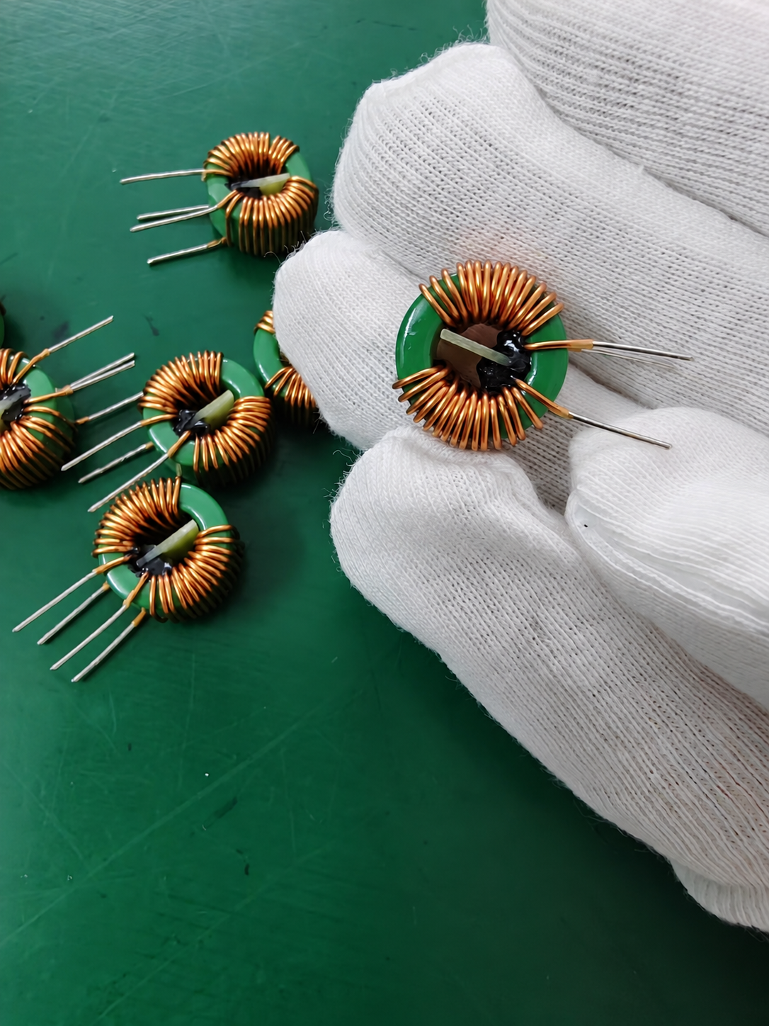 Common-mode toroidal choke 14×8×7 · 2.0mH — product photograph 1